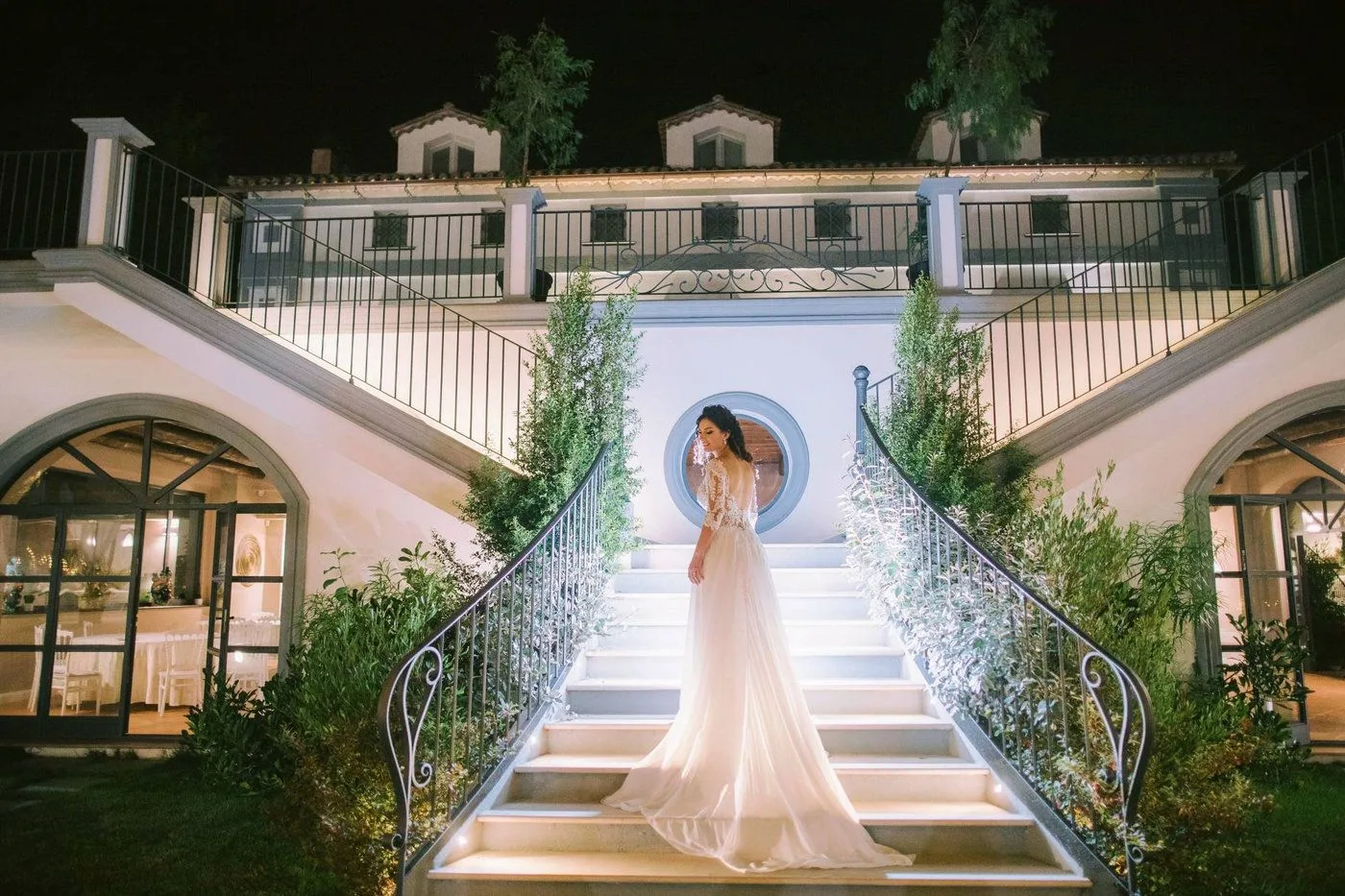 Una sposa posa sulla scalinata principale di Villa Chorisia · foto 9