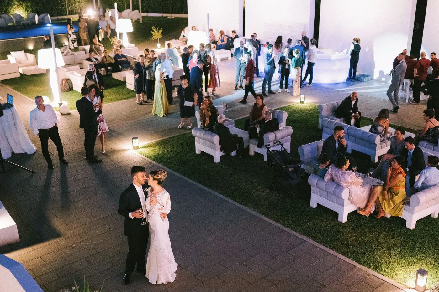 Una coppia di sposi nel giardino di Villa Etesia a Catanzaro — Province of Catanzaro · CZ · foto 10