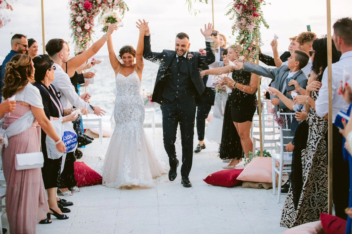 Una coppia felice lascia l'altare del proprio matrimonio sulla spiaggia a Villa Grandinetti · foto 2